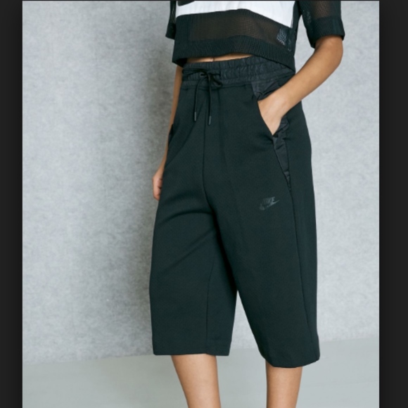 NEW Nike Black Loose Fit Capri with Pockets Sz XS - Picture 1 of 5